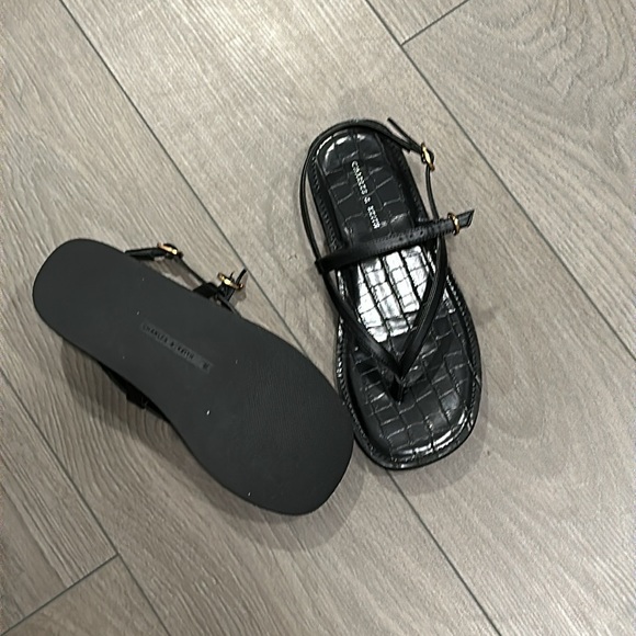 Charles & Keith - Strappy Flatform Thong Sandals size 8 - Picture 6 of 8